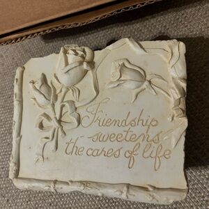 Hen-Feathers Winterthur Friendship Box in Antique White 6x5